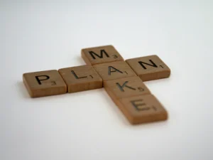 Cruz das palavras em inglês "Make" e "Plan" fazendo uma brincadeira entre "Fazer um Plano" e "Criador de Plano"