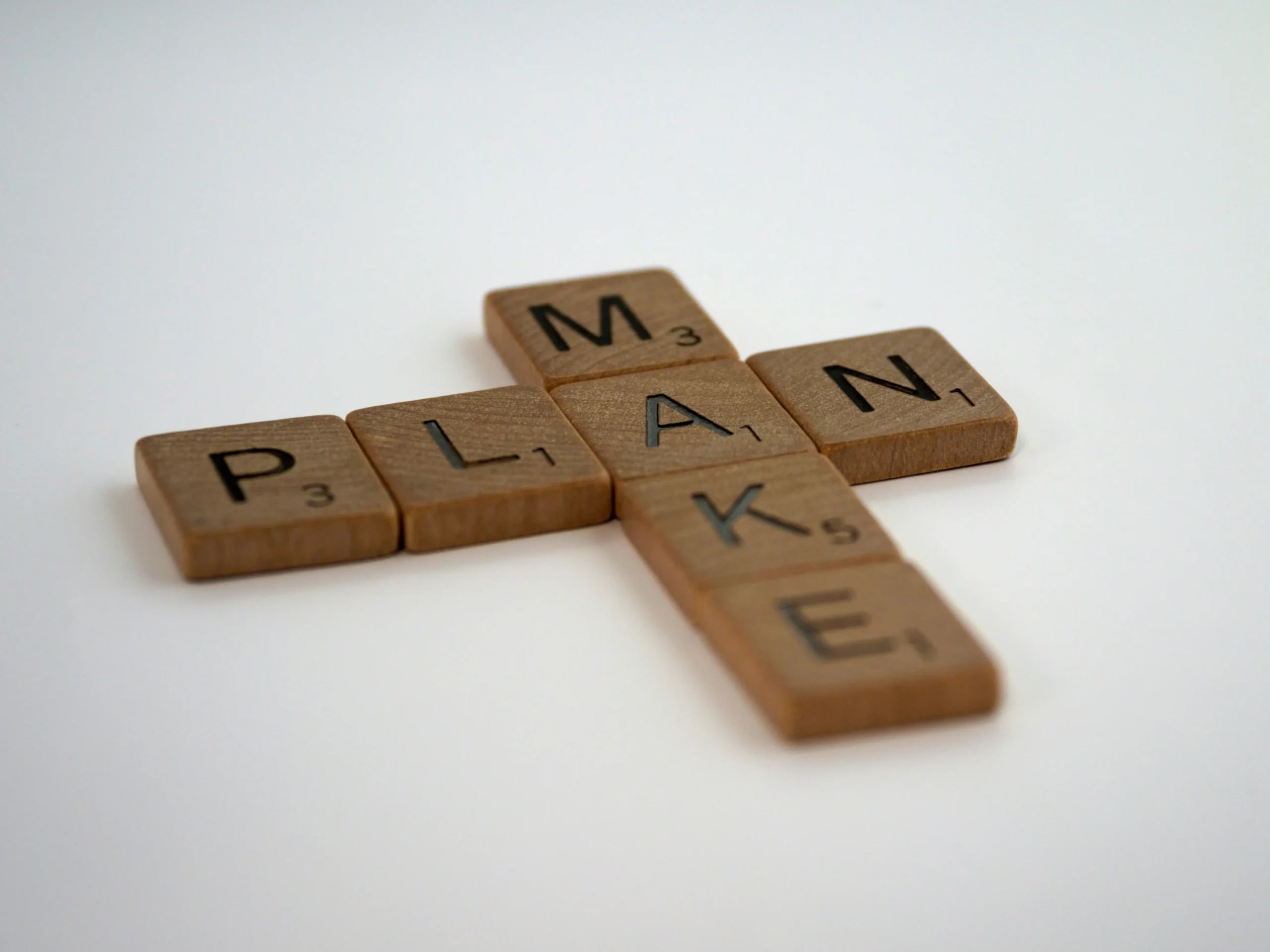 Cruz das palavras em inglês "Make" e "Plan" fazendo uma brincadeira entre "Fazer um Plano" e "Criador de Plano"