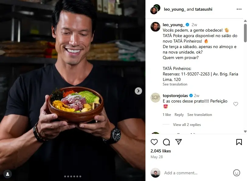 Foto de tela de um post do Instagram do perfil do influencer Leo Young, que segura uma combuca de poke e um sorriso no rosto.