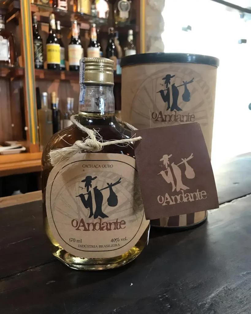 Garrafa e copo da cachaça O Andante, previamente concebida como João Andante em alusão ao whisky Johnnie Walker
