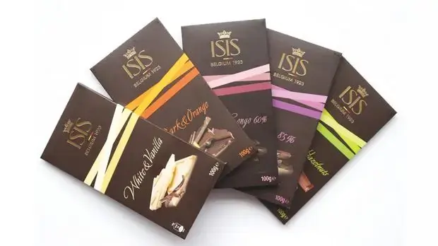 Cinco barras de chocolate da ISIS de diferentes tipos sobrepostas fundo branco.
