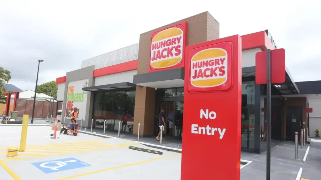 Foto da frente de um restaurante Hungry Jack's mostrando a comunicação do ponto de venda e a logo iguais ao Burguer King, com exceção do nome da marca