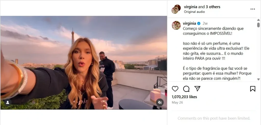 Foto de tela de um post do Instagram do perfil da influencer Virginia, que segura uma câmera como se tirasse uma selfie.