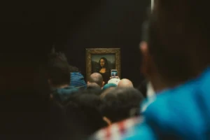 Multidão observando a obra-prima de Leonardo da Vinci: Mona Lisa.