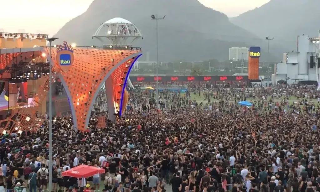 Multidão de frente para um palco no Rock in Rio.