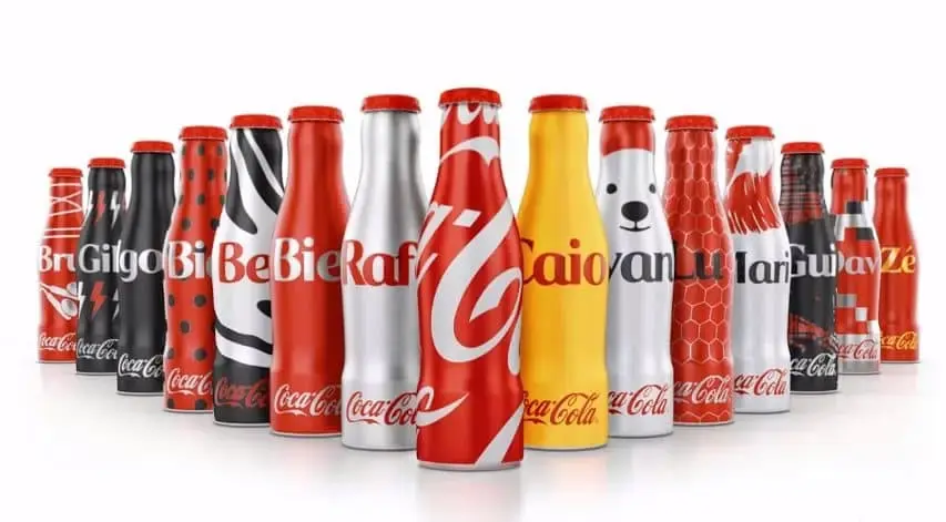 Minigarrafinhas da Coca perfiladas e em várias cores, com vários nomes.