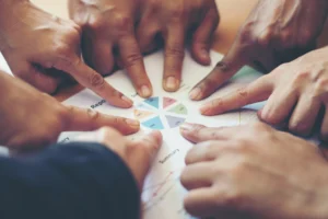 Time apontando para gráfico de missão, visão e valores.